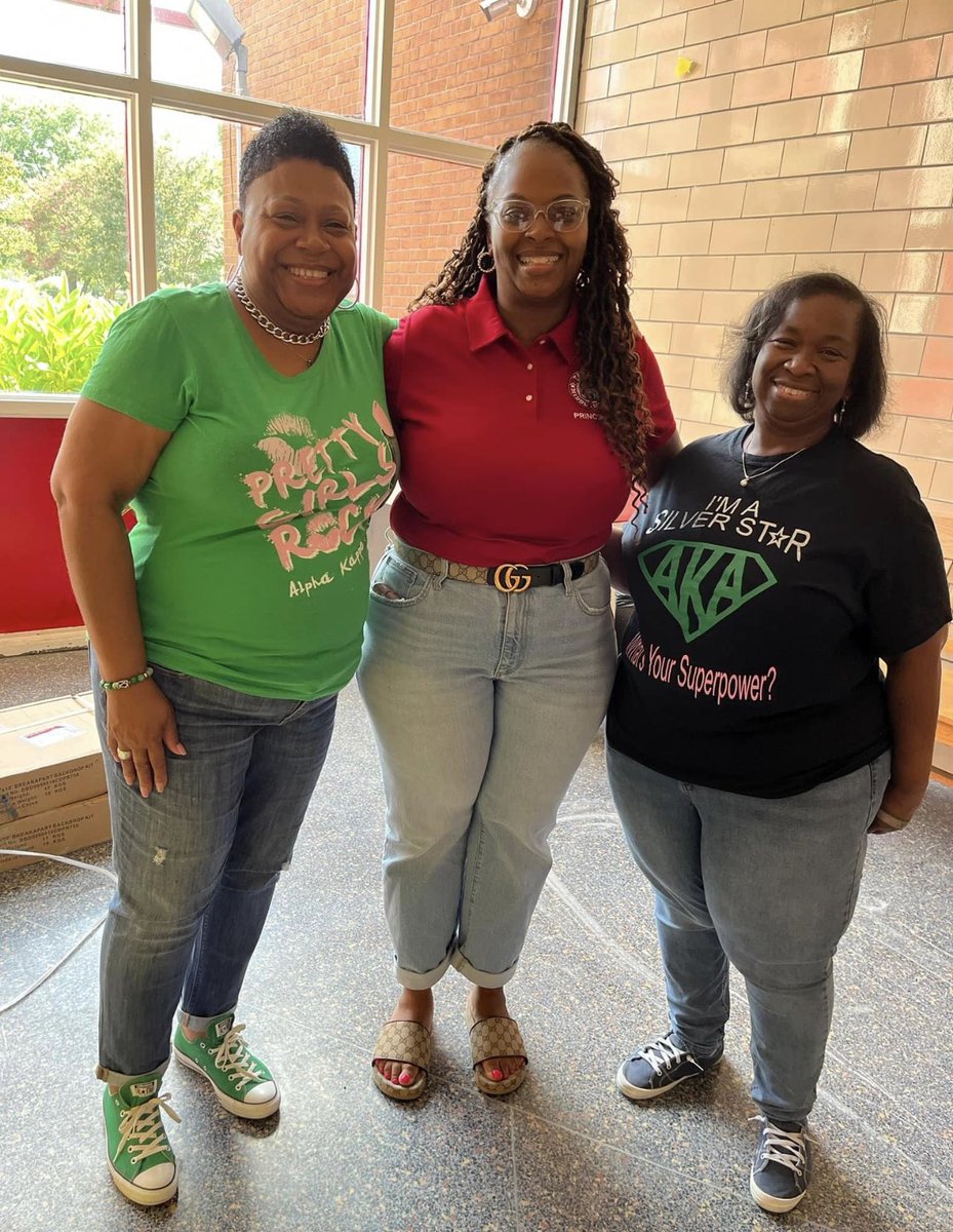 School Supply Drive at Tarrant Middle School! 📚📓✏️

We truly appreciate all of the donations! 

#AKA1908
#NVSConnects
#EmpowerOurFamilies
#SoaringWithAKA