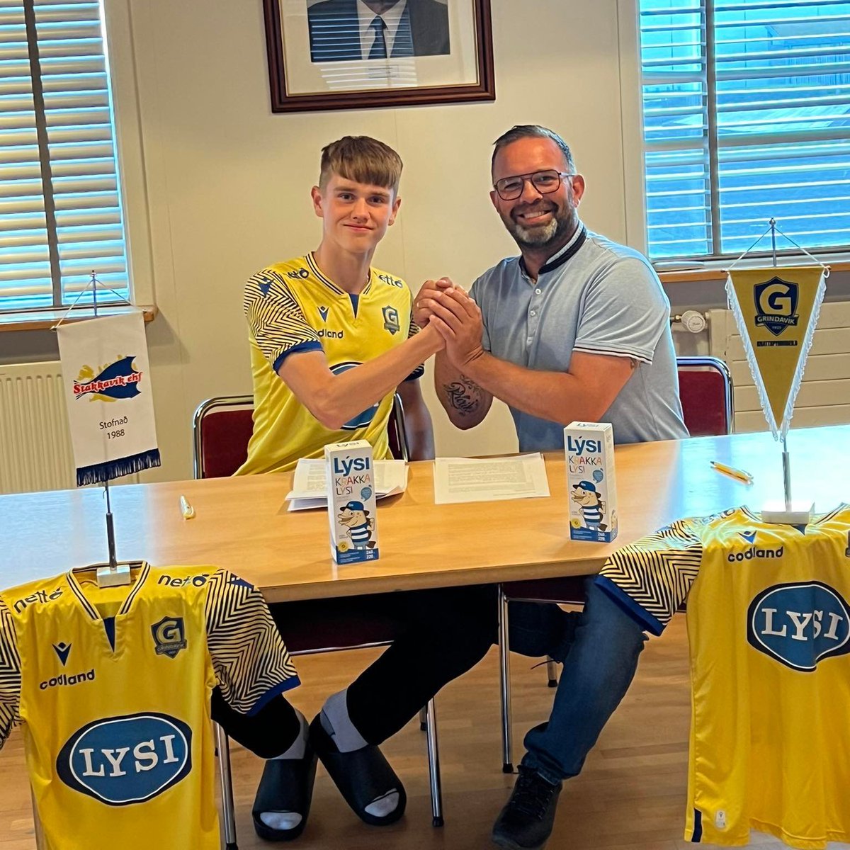 umfg's tweet photo. Sölvi Snær skrifar undir samning⚽️

Sölvi Snær Ásgeirsson hefur skrifað undir sinn fyrsta samning við Knattspyrnudeild Grindavíkur.

Sölvi er U15 ára landsliðsmaður sem á bjarta framt��ð fyrir höndum.

Nánar 👉https://t.co/TYgVOJJrG2

Áfram Grindavík!
💛💙 https://t.co/OIXJYvAaRg