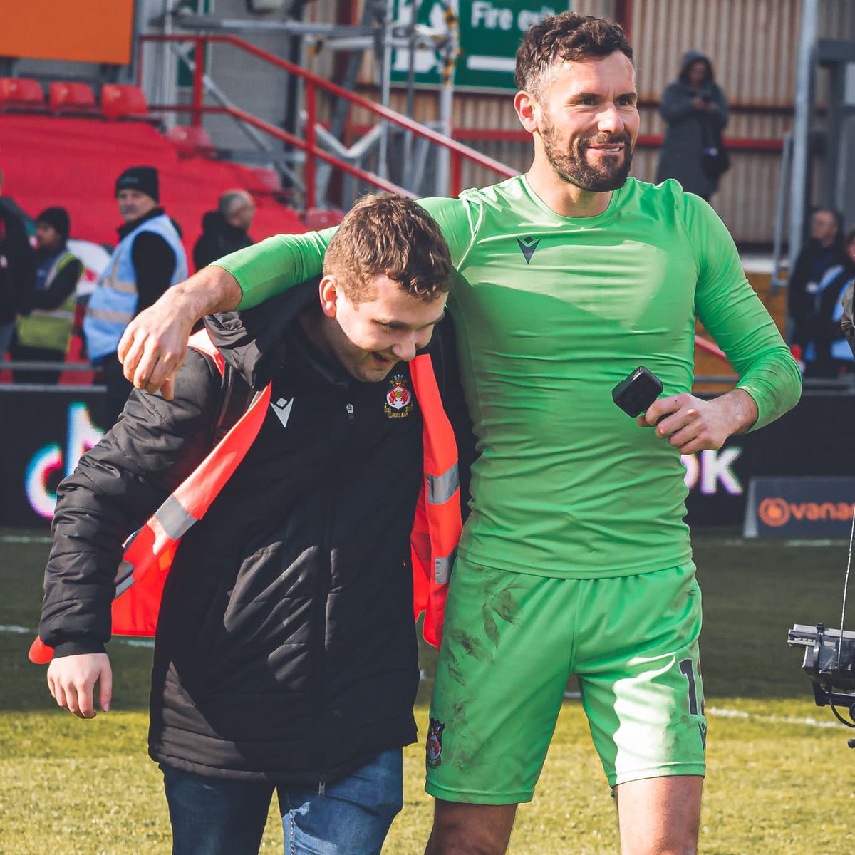 MattWaters02's tweet photo. A fantastic person both on and off the pitch, and even better to work with. 

Diolch, @BenFoster 

🔴⚪️ #WxmAFC https://t.co/ulX3juhxo2