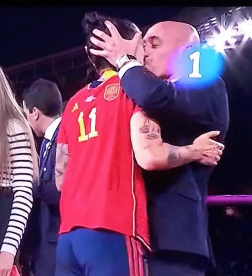 joanribo's tweet photo. No és ni innocent ni casual, és violència sexual i abús de poder. I això passa el mateix dia en que el futbol femení aconsegueix una fita històrica. Encara tenim un llarg camí que recórrer per aconseguir la igualtat real. https://t.co/cgzerPhnbC