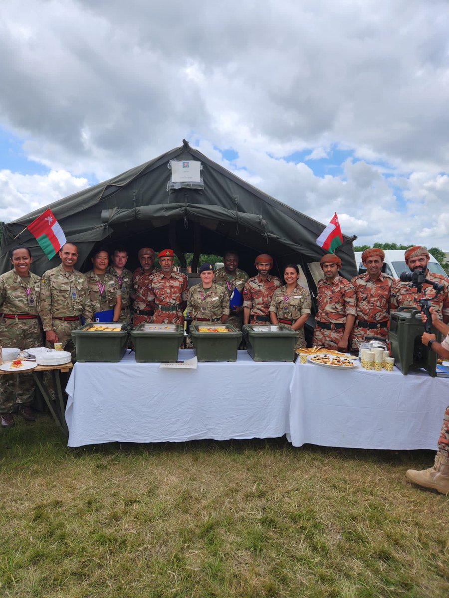 pardeep19922328's tweet photo. #Throwback Ex Army Sustainer. It was lovely to engage with #Omanarmy and loved the food they produced. #teamphoto @UKArmyLogistics @Def_Chef_School #Exarmysustainer #Capturingthemoments 👌🏻🙏 #Engagement https://t.co/CQWYIwCcz8