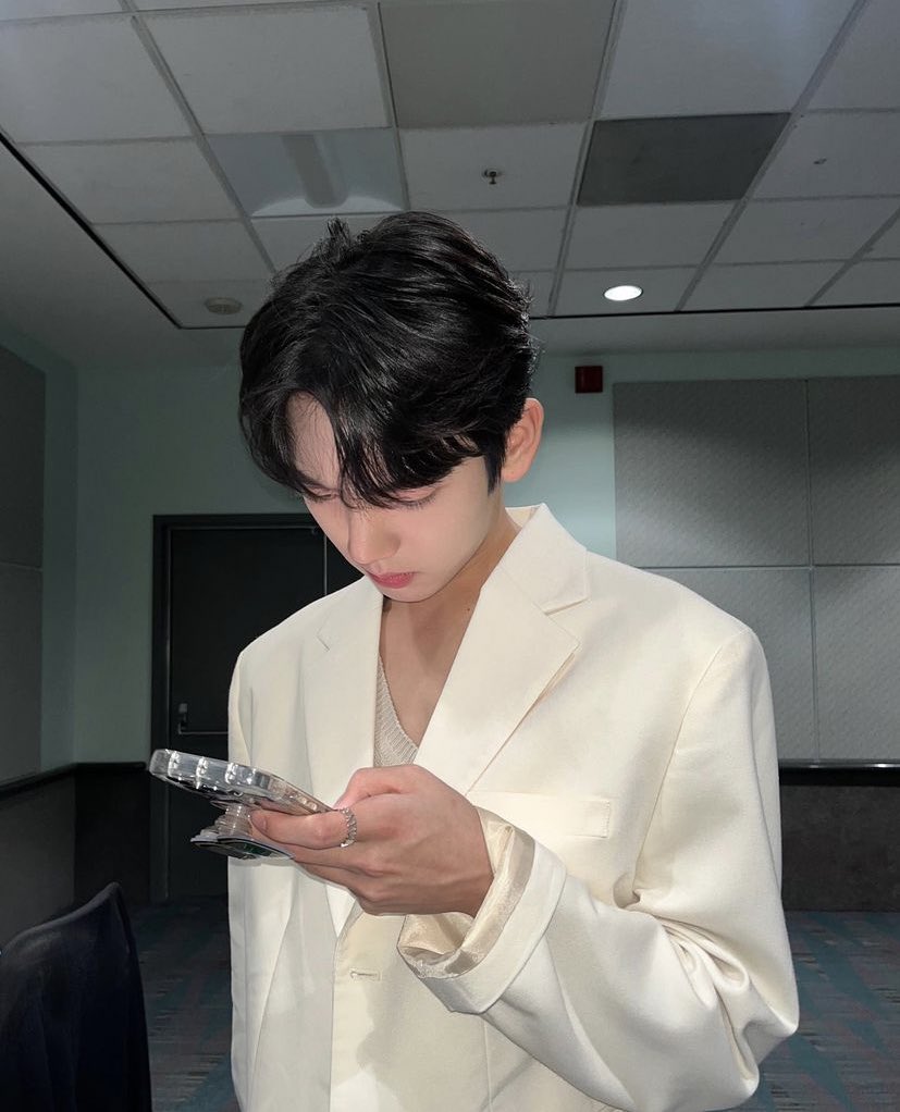 rosesbaseone's tweet photo. 📸 @/zb1.official Instagram Update

“ 🤍 ” (1/3)

#ZB1 #ZEROBASEONE 
@ZB1_official #제로베이스원 https://t.co/IrecGyfK5X