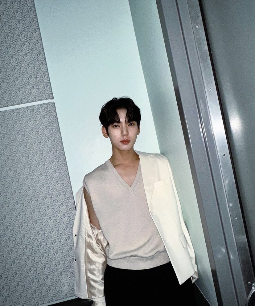 rosesbaseone's tweet photo. 📸 @/zb1.official Instagram Update

“ 🤍 ” (1/3)

#ZB1 #ZEROBASEONE 
@ZB1_official #제로베이스원 https://t.co/IrecGyfK5X