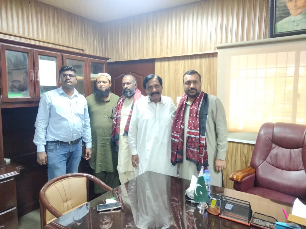 TmcChanesar's tweet photo. چینسر ٹاؤن آفس میں چیئرمین فرحان غنی کو ٹاؤن چیئرمین بننے کی مبارکباد دی ورکر ویلفیئر بورڈ کی یونین کے چیئرمین انتخاب عالم  اور ان کے یونین کے صدر اور دیگر عہدےدار بھی ان کے ھمراہ موجود ہیں ۔ https://t.co/RD8lYOAICa