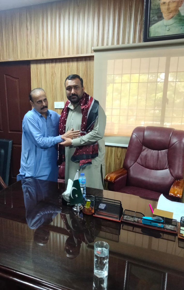 TmcChanesar's tweet photo. چینسر ٹاؤن آفس میں چیئرمین فرحان غنی کو ٹاؤن چیئرمین بننے کی مبارکباد دی ورکر ویلفیئر بورڈ کی یونین کے چیئرمین انتخاب عالم  اور ان کے یونین کے صدر اور دیگر عہدےدار بھی ان کے ھمراہ موجود ہیں ۔ https://t.co/RD8lYOAICa