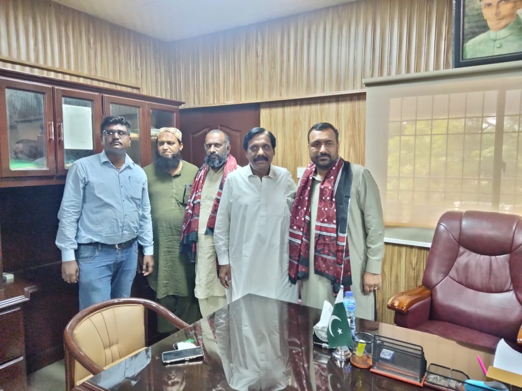 TmcChanesar's tweet photo. چینسر ٹاؤن آفس میں چیئرمین فرحان غنی کو ٹاؤن چیئرمین بننے کی مبارکباد دی ورکر ویلفیئر بورڈ کی یونین کے چیئرمین انتخاب عالم  اور ان کے یونین کے صدر اور دیگر عہدےدار بھی ان کے ھمراہ موجود ہیں ۔ https://t.co/RD8lYOAICa