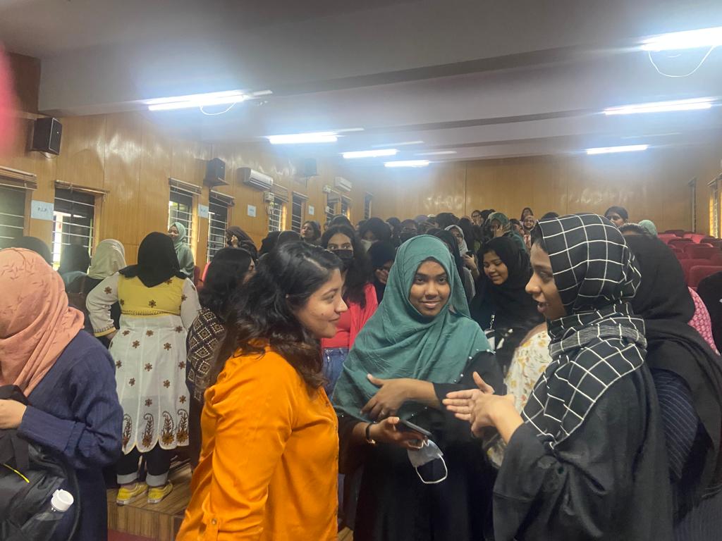 MetisHive's tweet photo. Metishive Empowers Life Sciences Students 🌟
🎓 Career Workshop @ St. Ann's College, 100+ eager minds!
💼 Roadmap to Success: Diverse professions &amp; opportunities in Life Sciences.
🔑 Unlocking Experience: Emphasized internships for hands-on learning.
Kudos to St Ann's College! 😃 https://t.co/3otPjJnsRm