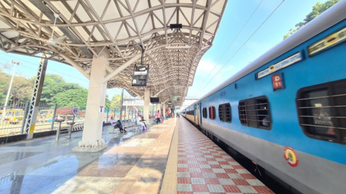 RailAnalysis's tweet photo. Railways implements provision of 750 V power supply for #maintenance of #LinkeHofmannBusch (#LHB) rakes at washing and sick lines
Read more...https://t.co/4OXe1ul7j0
#southernrailway #indianrailways #railway #stations #maintenance #construction #infrastructure #project https://t.co/l65v9W70Rl