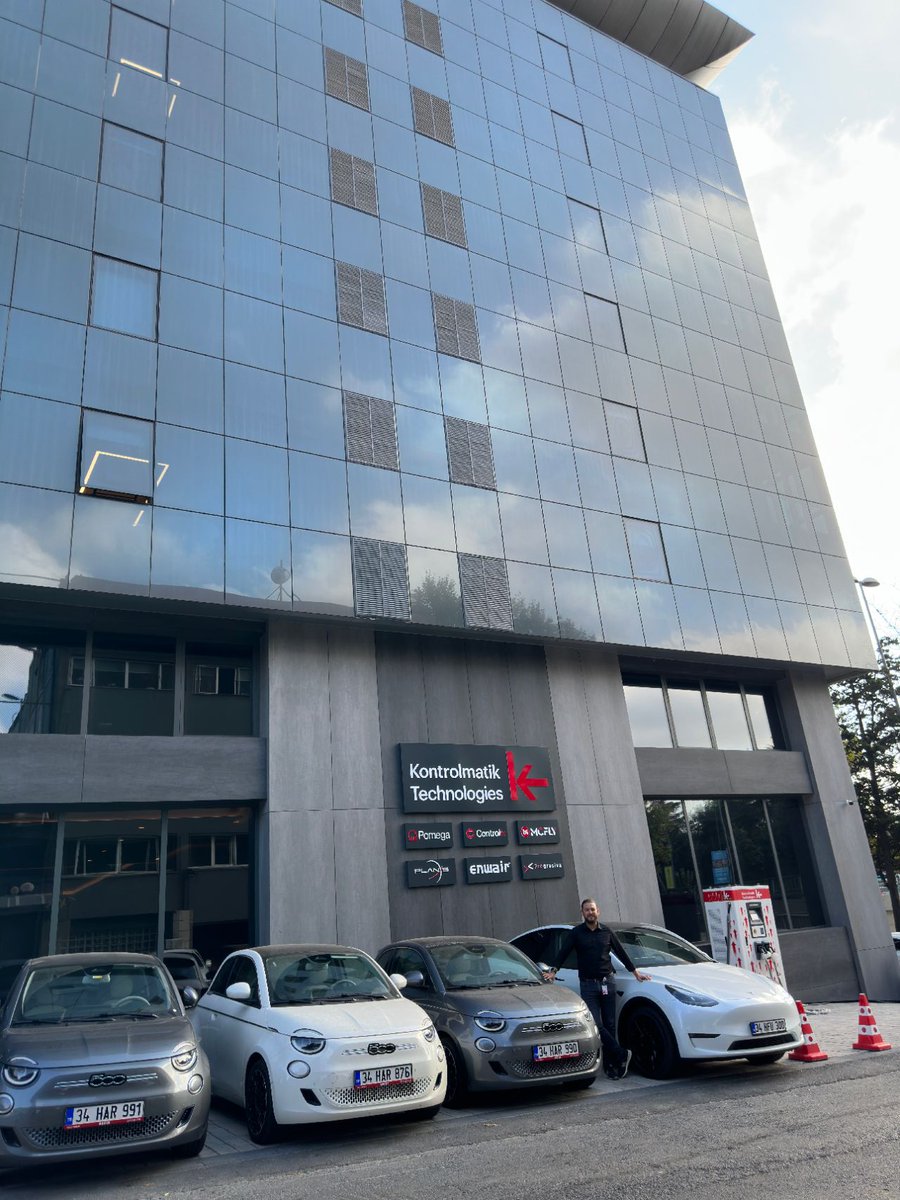 o_cotuker's tweet photo. 3 yil once @Kontrolmatik Teknoloji, Sirket araclarini hibrit araclarla degistirerek baslattigi #elektrifikasyon sureci, artik %100 elektrikli araclarla #KarbonNotr olma yolunda devam ediyor ⚡️🔋

#KontrolmatikTeknoloji yeni merkez binasinda ve diger tum yerleskelerine kurulan #KontrolmatikSarj uniteleriyle #ElektrikliAraclar sarj edilebilecek.

#KontrolmatikSarjNoktalari ise Turkiye’nin simdilik 66 noktasinda kurulmaya devam ediyor ve hedefimiz bu sarj istasyonlarindaki enerjilerin yenilenebilir enerji kaynaklari kullanilarak uretilmesi ve #Kontrolmatik calisanlariyla birlikte diger elektrikli arac sahiplerine surdurulebilir bir dunya sunmasi olacaktir.

#Kontr #WeAreInControl