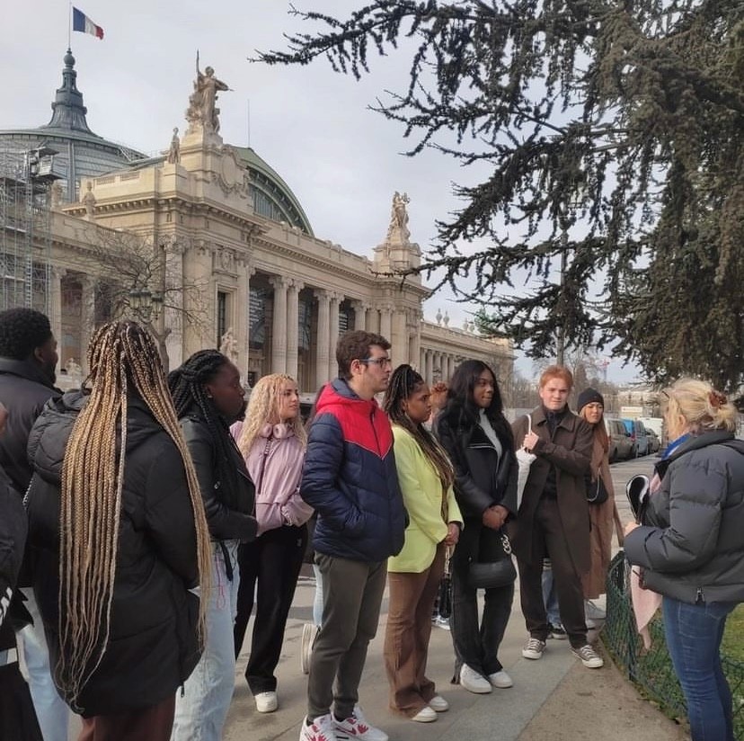 EtsEcole's tweet photo. ☀️🤗 Retour en image sur les différentes sorties culturelles de l'ETS. 🏛️

#ETS #Ecole #Paris https://t.co/pI2VESw80J