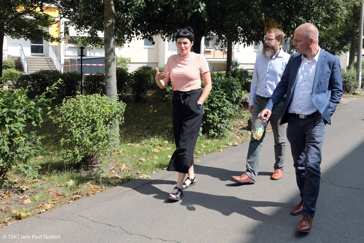 thueringende's tweet photo. Europastaatssekretär @MalteKrueckels besuchte Freitagnachmittag, den 18. August, die Thüringer Initiative für Integration, Nachhaltigkeit, Kooperation und Aktivierung (ThINKA) in #Altenburg Nord.
Bereits seit dem Start des Programms #ThINKA im Jahr 2013 besteht am Standort Altenburg Nord ein ThINKA-Projekt in Trägerschaft der AWO AJS gGmbH. Ziel des Projekts ist es, ein niedrigschwelliges Angebot für Hilfesuchenden und AnwohnerInnen zu schaffen. Als „Bürgerlotsen“ und Ansprechpartner in jeder Lebenslage soll das Angebot, welches aus Mitteln des Europäischen Sozialfonds Plus und Mitteln des Freistaats #Thüringen gefördert wird, die Lebensqualität im Stadtteil Altenburg Nord verbessern.
Die #INKA-Mitarbeiter vor Ort initiieren, unterstützen und koordinieren Gemeinwesenprojekte im Stadtteil Altenburg Nord, einem der größten Neubaugebiete der Stadt, und fördern damit das soziale und kulturelle Leben.