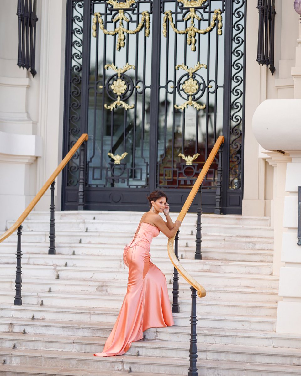 veronicawebb's tweet photo. Attended the The Red Cross Ball in Monaco dressed in @sergiohudson ✨ https://t.co/Ib9meZOaKn