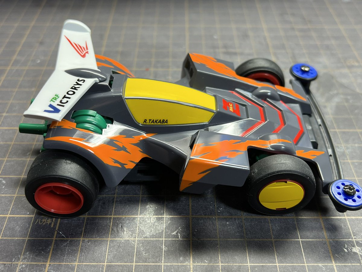 mini4wd_Q's tweet photo. アニメ版 ネオトライダガーZMC TRFビクトリーズ仕様 完成しました！
つい先日完成させたのとほぼ同じですが、今回はウイング支柱周りを加工し、後方インテークの位置を変更しています。
今回も前後にサスペンションを組み込んだ終盤仕様です。
#mini4wd #ミニ四駆 #ネオトライガーZMC https://t.co/3UIwGIcaz6