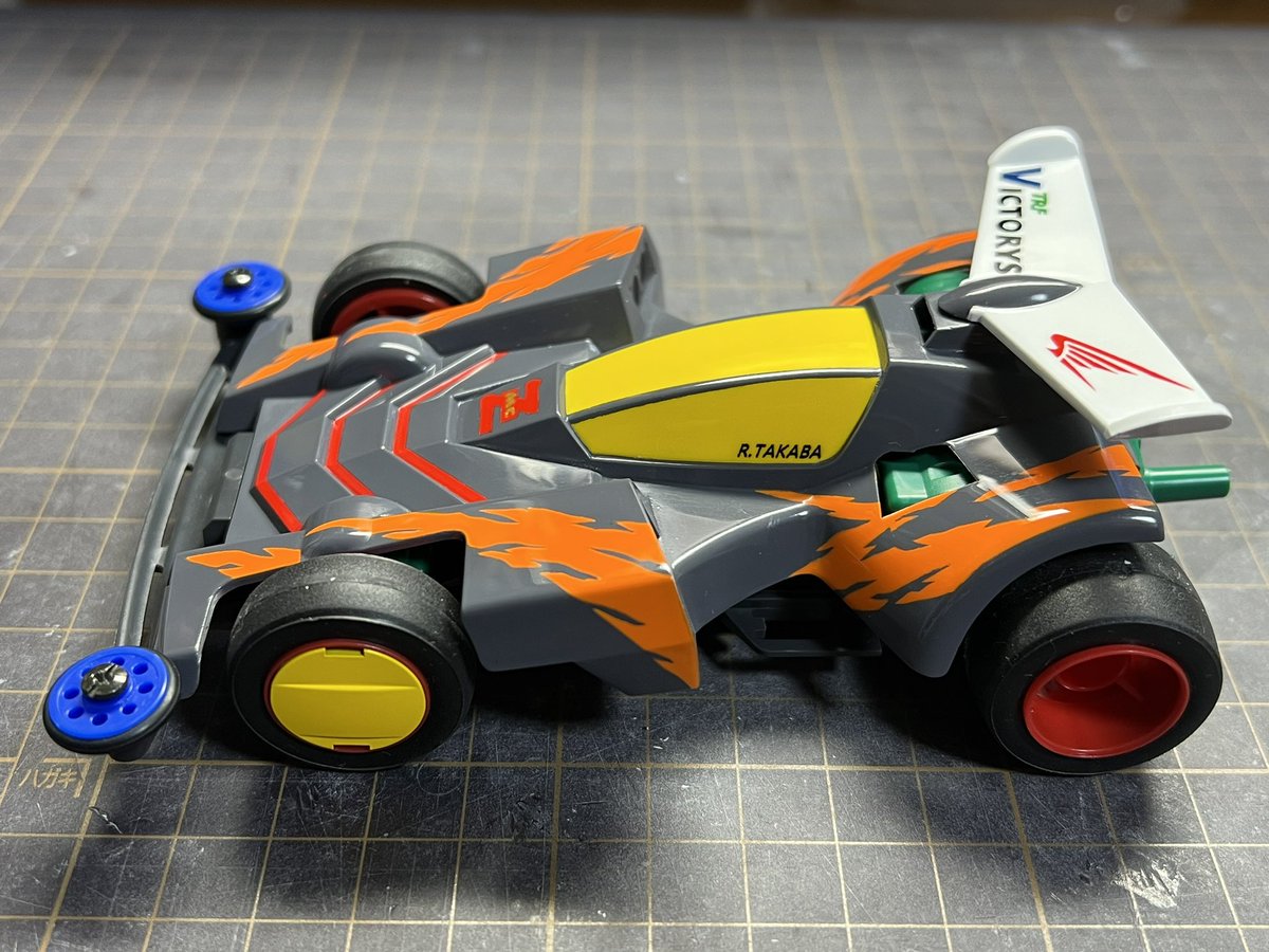 mini4wd_Q's tweet photo. アニメ版 ネオトライダガーZMC TRFビクトリーズ仕様 完成しました！
つい先日完成させたのとほぼ同じですが、今回はウイング支柱周りを加工し、後方インテークの位置を変更しています。
今回も前後にサスペンションを組み込んだ終盤仕様です。
#mini4wd #ミニ四駆 #ネオトライガーZMC https://t.co/3UIwGIcaz6