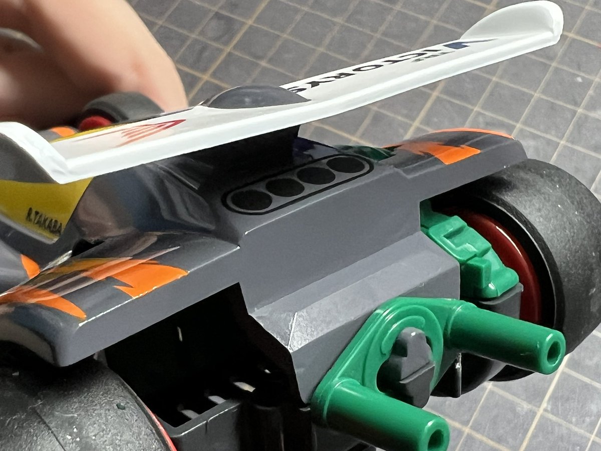mini4wd_Q's tweet photo. アニメ版 ネオトライダガーZMC TRFビクトリーズ仕様 完成しました！
つい先日完成させたのとほぼ同じですが、今回はウイング支柱周りを加工し、後方インテークの位置を変更しています。
今回も前後にサスペンションを組み込んだ終盤仕様です。
#mini4wd #ミニ四駆 #ネオトライガーZMC https://t.co/3UIwGIcaz6