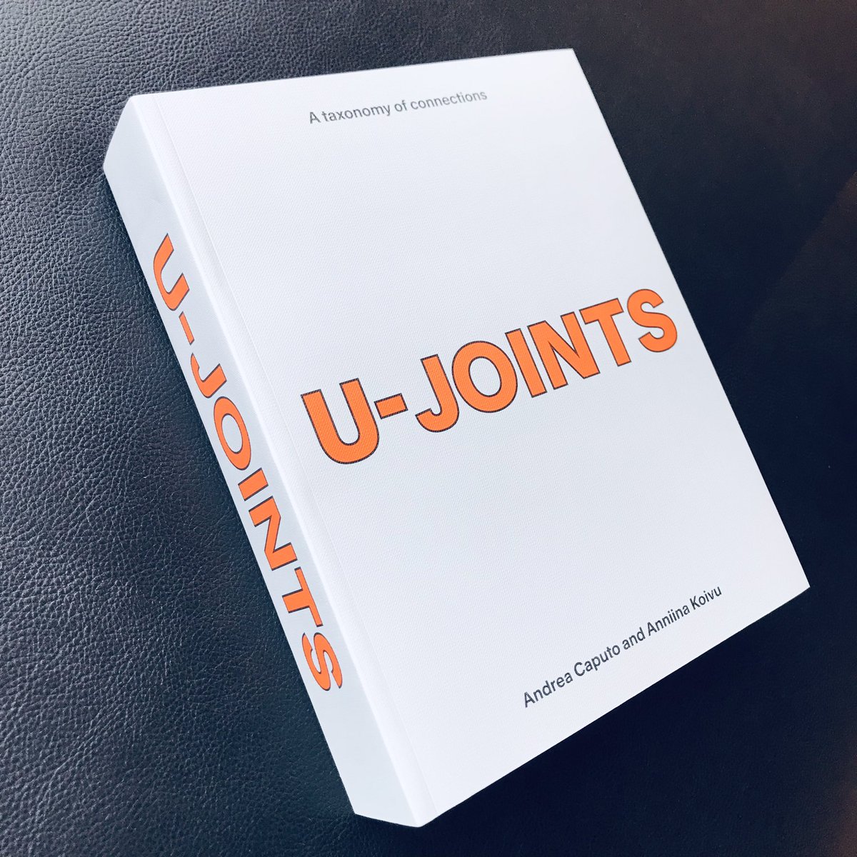 GT_archi_design's tweet photo. ＼カワイハルナ フェア選書紹介／
『U-JOINTS - A TAXONOMY OF CONNECTIONS』

カワイハルナさんが選書して下さった、デザインにおける継手（ジョイント）の分類を紹介する作品集。古今東西の様々なJOINTSが辞書のように掲載され、その多様さに圧倒されます。とてもカワイさんらしい選書でお勧めです👏 https://t.co/4mWfyg05o9