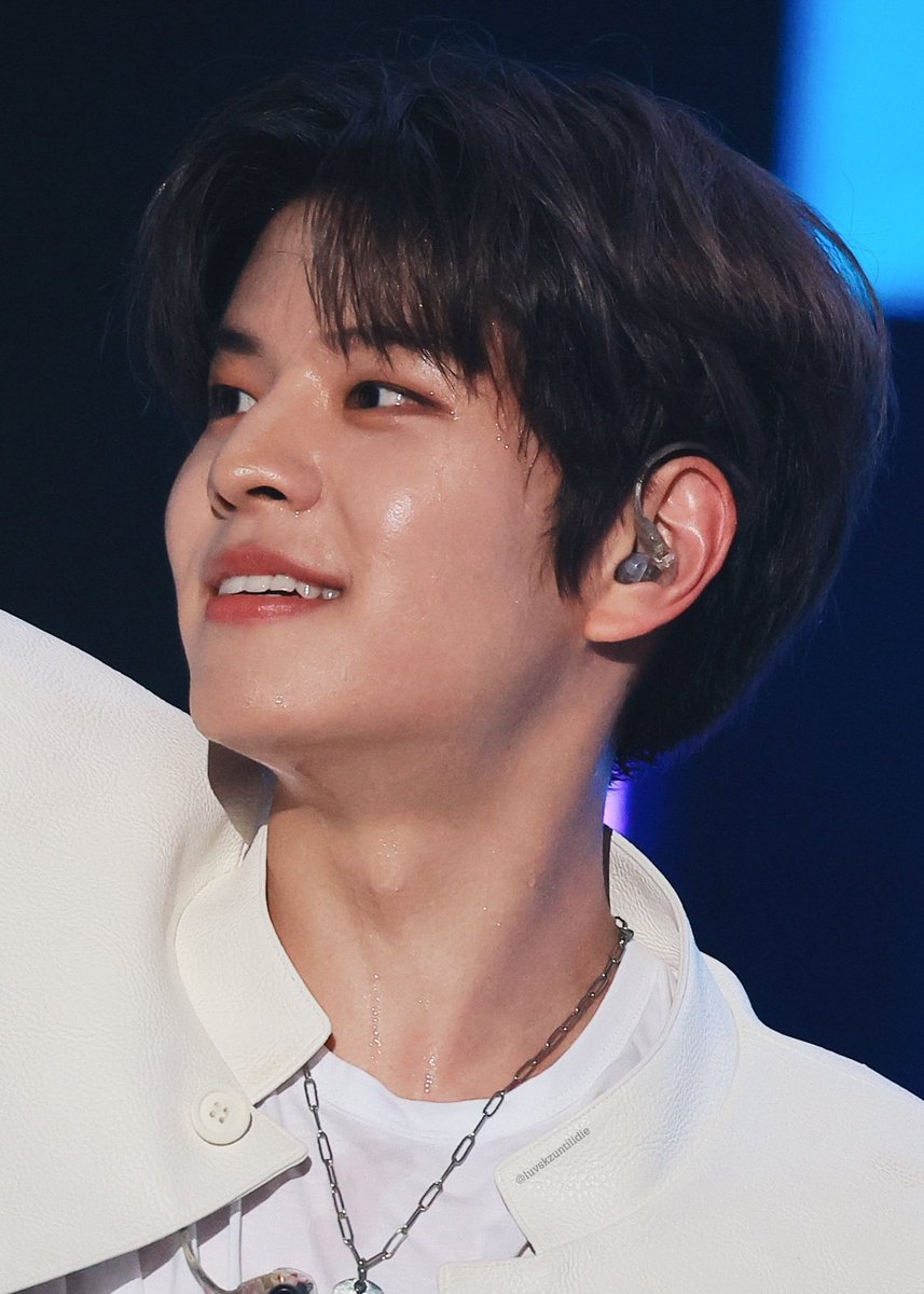 SEUNGM1NE's tweet photo. Kim Seungmin from Stray Kids has the prettiest smile ever 🥹🫠💞 https://t.co/e68aWYaBOT