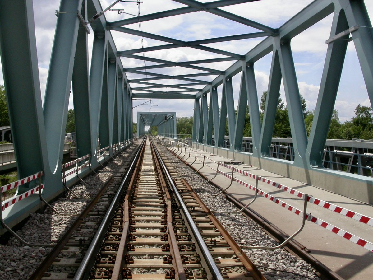 LokAngebot's tweet image. Neue Neckarbrücken über Fluss und Kanal
bei der Schleuse Mannheim, Feudenheim.
Riedbahn Mannheim ➡️ Frankfurt am Main.
#Riedbahn #Neckar #Mannheim
Fotos vom Juni 2009.