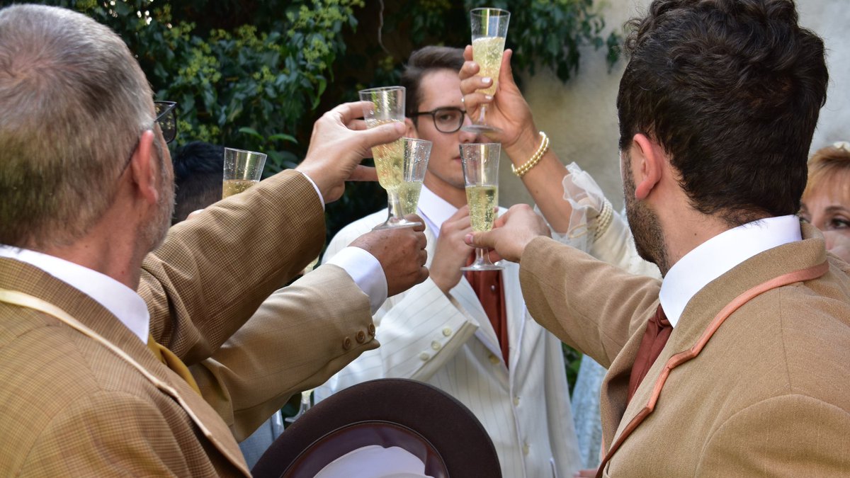 dansacastell's tweet photo. Les parelles i el Consell, així com les autoritats de la festa, són convidats a un vermut després de l'acte de diumenge. A més, l'endemà, abans d'arrencar la passada per arribar a la plaça, és tradició que les parelles brindin i comparteixin una beguda abans de la ballada. https://t.co/LLzuRVymR1