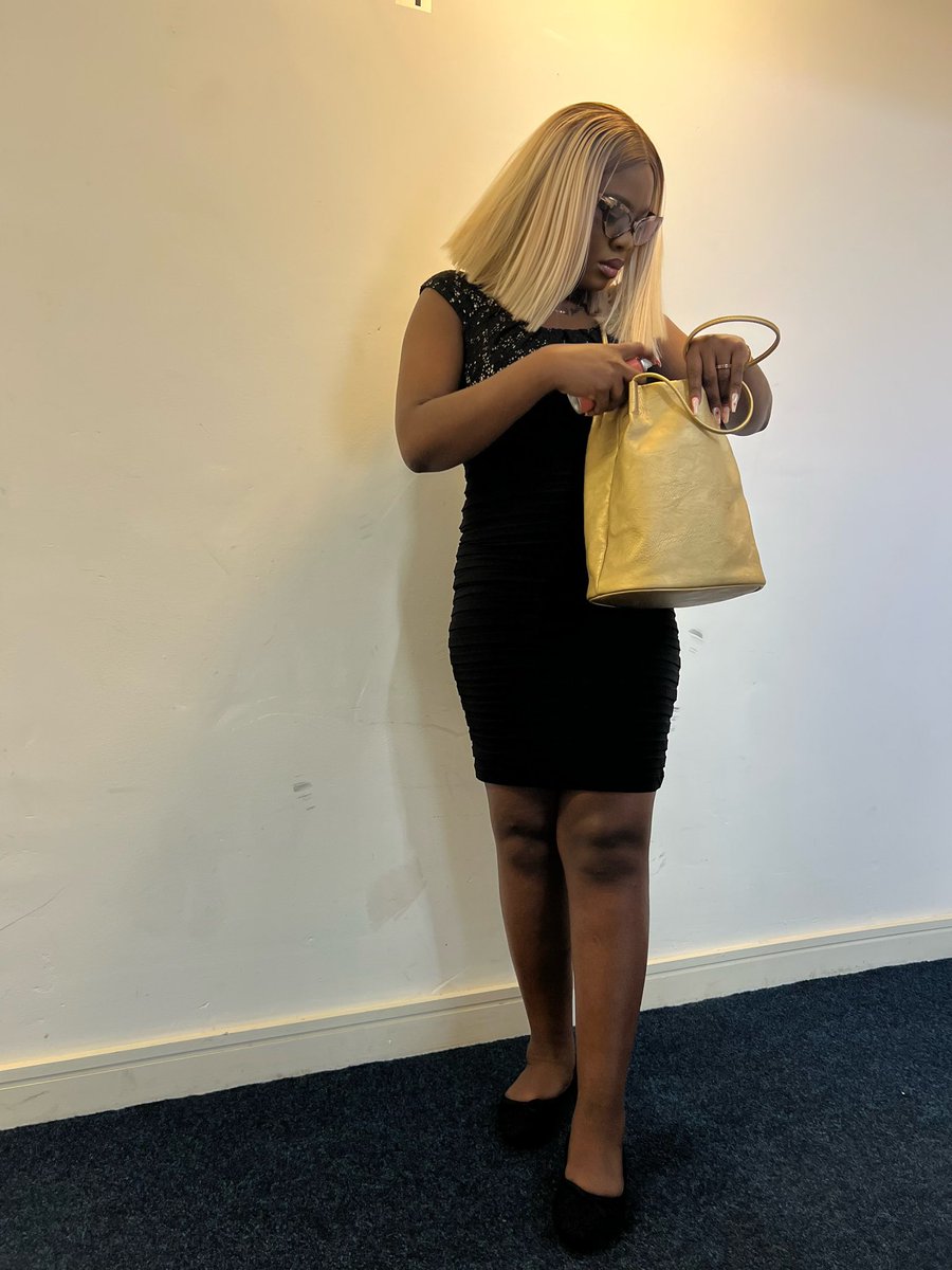 tadedigba's tweet photo. Since I decided not to mind my business, Pweety Aunty, that your fine big designer bag! Wetin una Dey keep inside self, inside mine, I keep perfumes, Jotter, pen, hair brush, tissue, wipes and mentors! Tell us Wetin you Dey keep for yours! Shebi is not my business but sha tell us https://t.co/4NQLVKAXhr