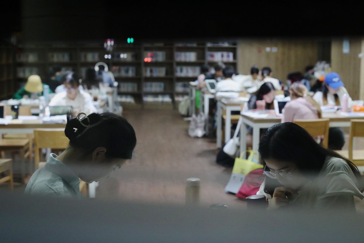shanghai490528's tweet photo. #Minhang #CityStudy,a branch venue of Shanghai #BookFair,launched Night Reading Week,including some 60 #reading events.Shanghai drifter Zhu has been reading at the #Study for a month."#Shanghai is a dynamic #city and a place where you can always calm down and read."@exposinchina https://t.co/O7Wehy7cM1
