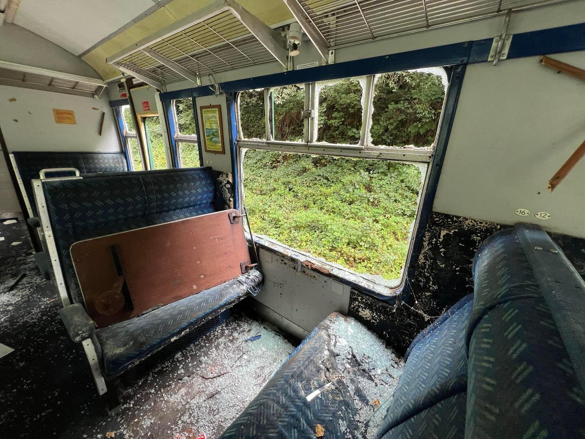 LondonUndergr's tweet photo. £30,000 This is what happens at the school holidays 😞 perfectly good Mk1 wrecked - will now likely be disposed of. Lavender Line, 4BIG Buffet 69333. @Gordon_3417 @realPeterSpokes https://t.co/nnzoB0G3VB