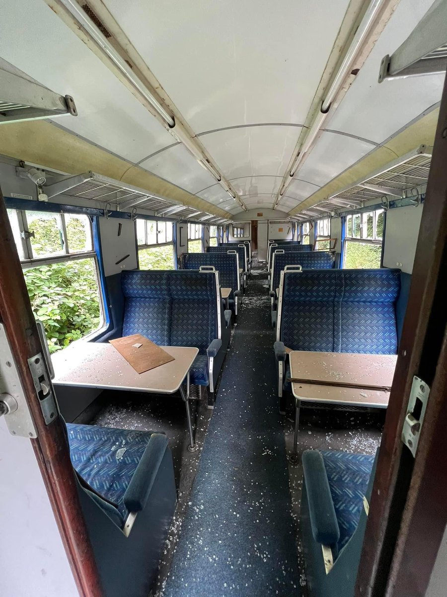 LondonUndergr's tweet photo. £30,000 This is what happens at the school holidays 😞 perfectly good Mk1 wrecked - will now likely be disposed of. Lavender Line, 4BIG Buffet 69333. @Gordon_3417 @realPeterSpokes https://t.co/nnzoB0G3VB