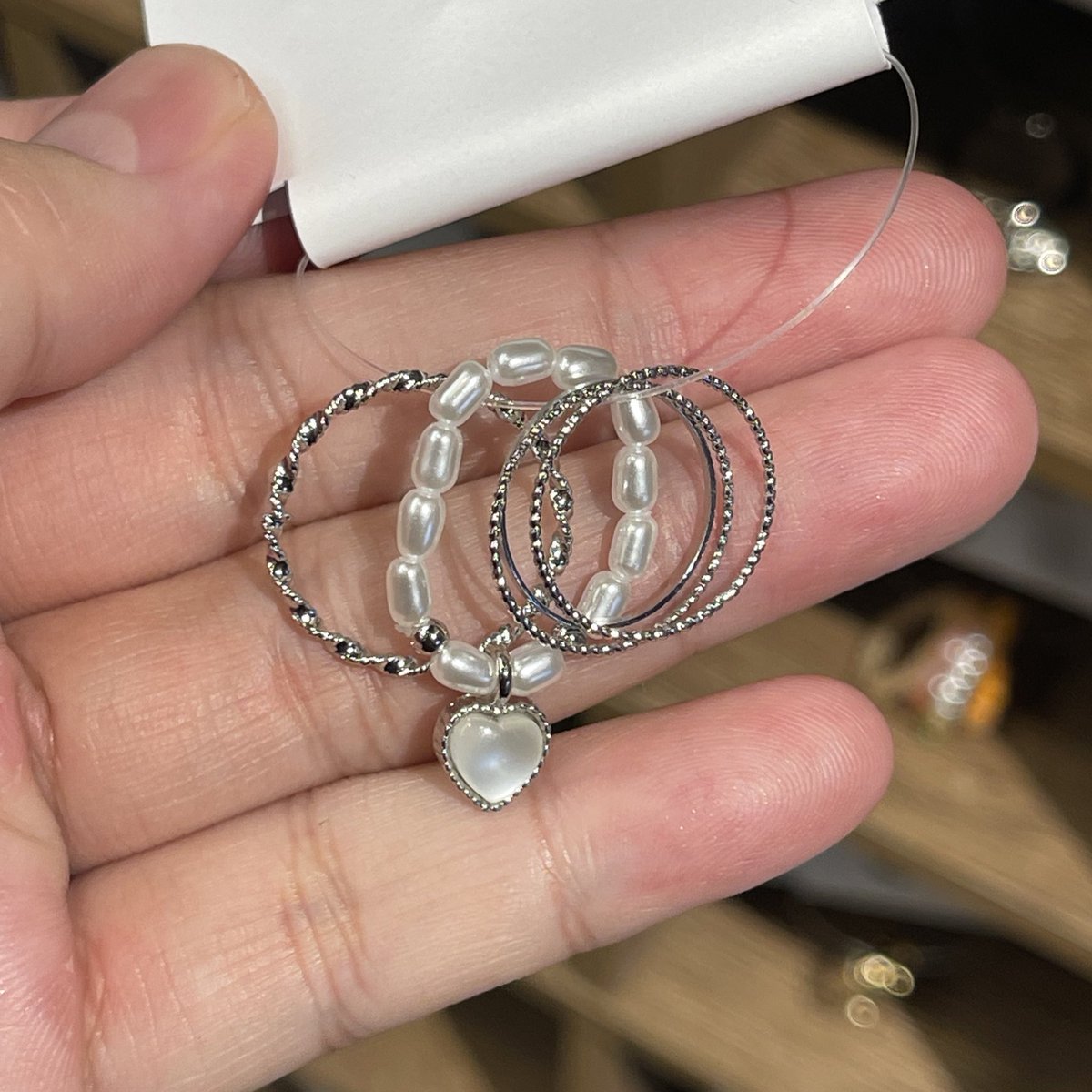 ที่สามย่าน มิตรทาวน์ มีร้านเครื่องประดับจากเกาหลีมาขายเพียบเลย น่ารักทุกชิ้น🔗🛒วัสดุทำจากไทเทเนี่ยมเกรดอุปกรณ์ทางการแพ้ เหมาะกับคนผิวแพ้ง่ายด้วยค่ะ วันนี้ไปเดินเลือกมา น่ารักกก 👀