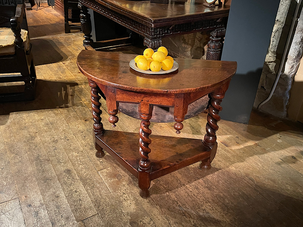 jackie_simonini's tweet photo. A wonderful and unusual 17th century westmorland oak folding table of credence form. 

https://t.co/jpfrmJKPxg

#oakfoldingtable #foldingtable #antiqueoaktable #antique #furniture https://t.co/rwGFC4DSYJ