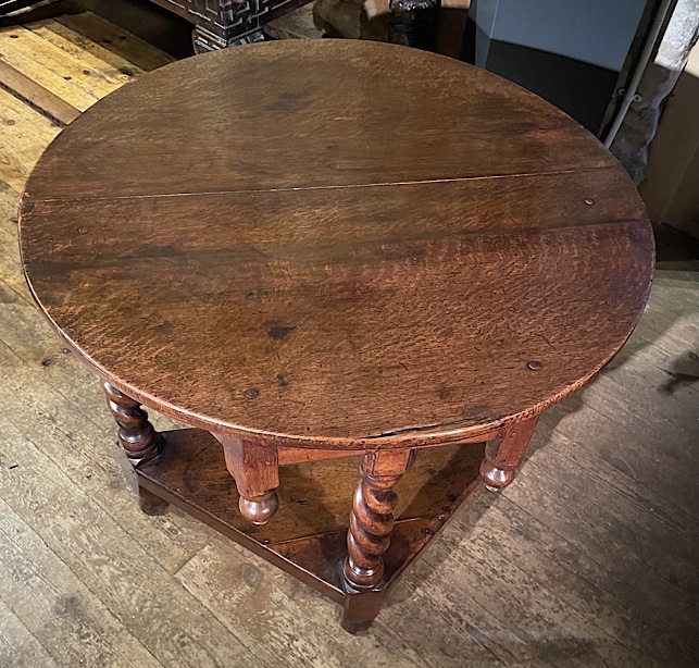 jackie_simonini's tweet photo. A wonderful and unusual 17th century westmorland oak folding table of credence form. 

https://t.co/jpfrmJKPxg

#oakfoldingtable #foldingtable #antiqueoaktable #antique #furniture https://t.co/rwGFC4DSYJ