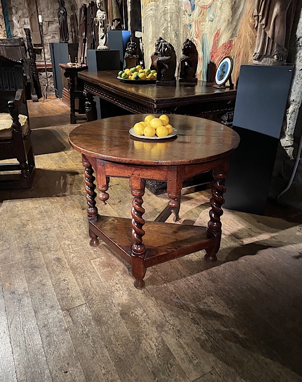 A wonderful and unusual 17th century westmorland oak folding table of credence form. 

rb.gy/7m4ca

#oakfoldingtable #foldingtable #antiqueoaktable #antique #furniture