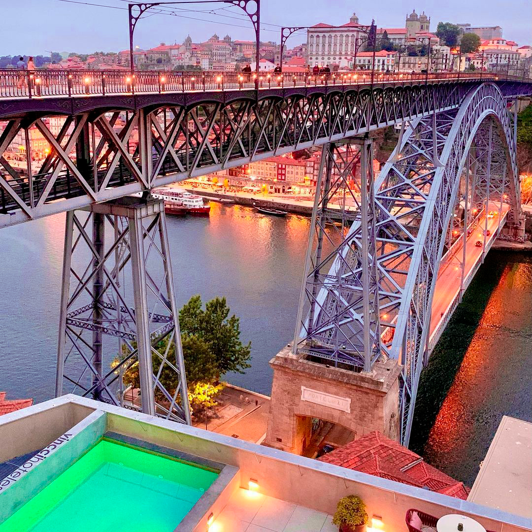 Vincci_Expert's tweet photo. En un lugar privilegiado, con unas vistas de ensueño al río Duero y en un ambiente cosmpolita, te espera la terraza 6 Ponte Sky Bar del hotel #VincciPontedeFerro #Oporto. 

¡El escenario perfecto para tus #evento y celebraciones más especiales!

👉 https://t.co/bTep6PadJQ https://t.co/F2wxRiTBGo