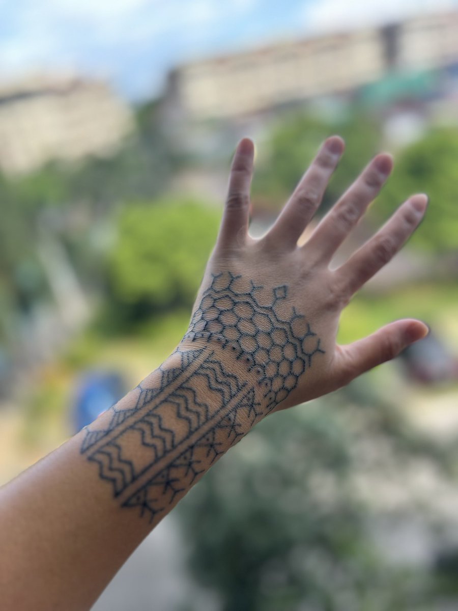 dremiralles's tweet photo. Im so freaking happy with my #batok, traditional #Filipino hand tapped tattoo!! from Apo Whang-od’s grandniece and next great mambabatok Grace Palicas in Buscalan! This is 4 days later. It was incredible living in the village for 5 days 💙
#pilipinas #tattoo #Philippines #kalinga https://t.co/vyTAjOc8sI