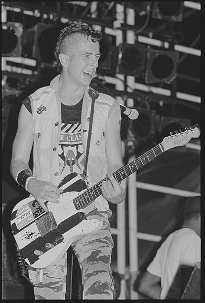 NewWaveAndPunk's tweet photo. Musicians wearing their 'own' t-shirt: Joe Strummer #TheClash
📸Geoff Butler. https://t.co/ln6NoM8IfU