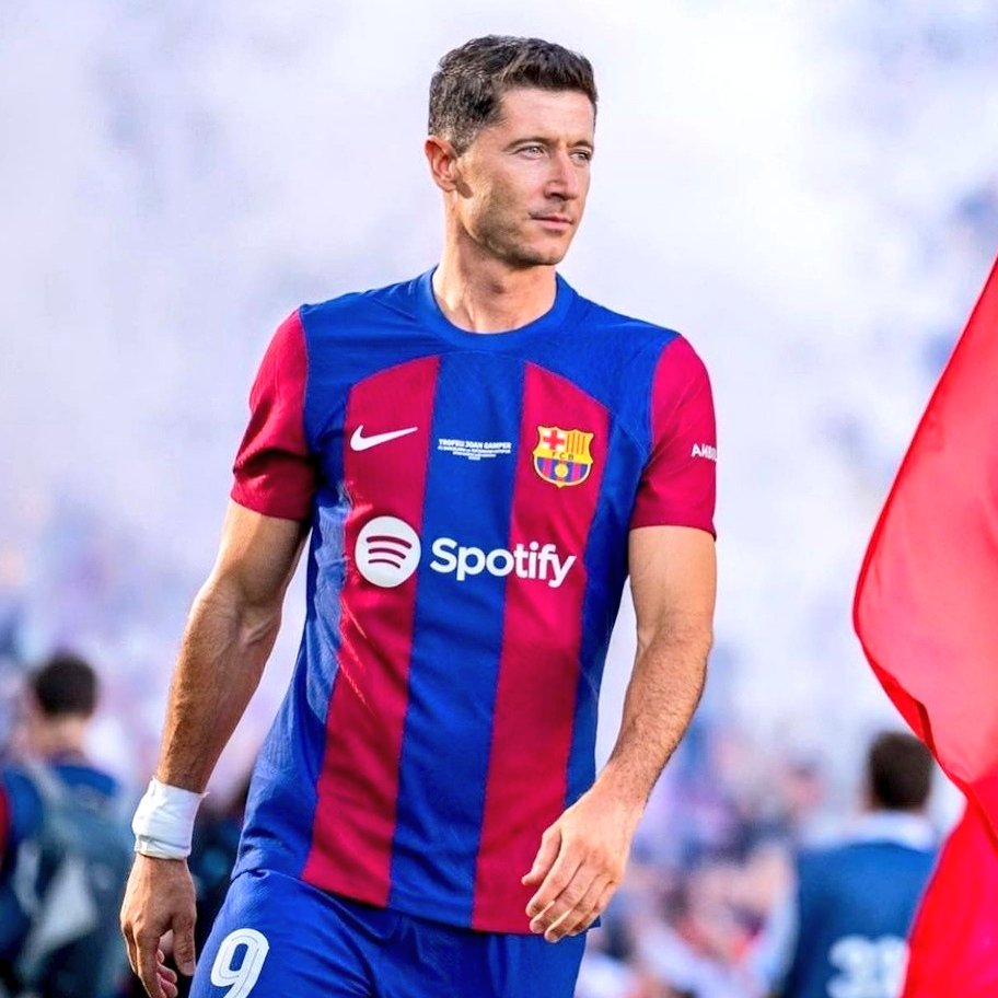 elpenaltifc's tweet photo. Hoy cumple 35 años Robert Lewandowski @lewy_official después de 865 partidos oficiales y marcar 621 goles. Felicidades!!! https://t.co/C9zes9vUTw
