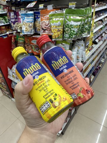 mutmeeq's tweet photo. ล่าสุด ซิทคอมเป็นต่อเค้าออกเครื่องดื่มมาใหม่ ชื่อ #เป็นต่อดริ๊งค์ ออกมา3รส อร่อยทุกรสเลย แต่ส่วนตัวชอบ #เป็นต่อดริ๊งค์รีเฟรซ มากสุด มีกลิ่นโสมอ่อนๆ มีวิตามินซีสูง200% พิกัด7-11 อ้อ ขวดแดง/เหลือง ซื้อ2ขวดเหลือ30บาทนะ ส่วนขวดม่วง25บาท #ไปต่อด้วยเป็นต่อ #รีวิวเซเว่น #ของดีบอกต่อ https://t.co/I2mJMyw0eJ