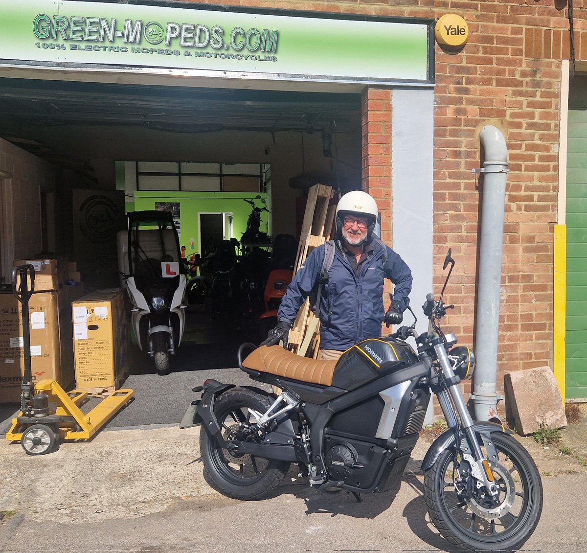 GreenMopeds's tweet photo. A one of a kind... a Standard #Horwin CR6 6.2kw #elecrtricmotorcycle in a Pro "Body Kit" being collected today from our West #London store. We could have sold this bike many times over! #ev #commuting @horwinuk @artisanscooters https://t.co/C9wL3yQmQx
