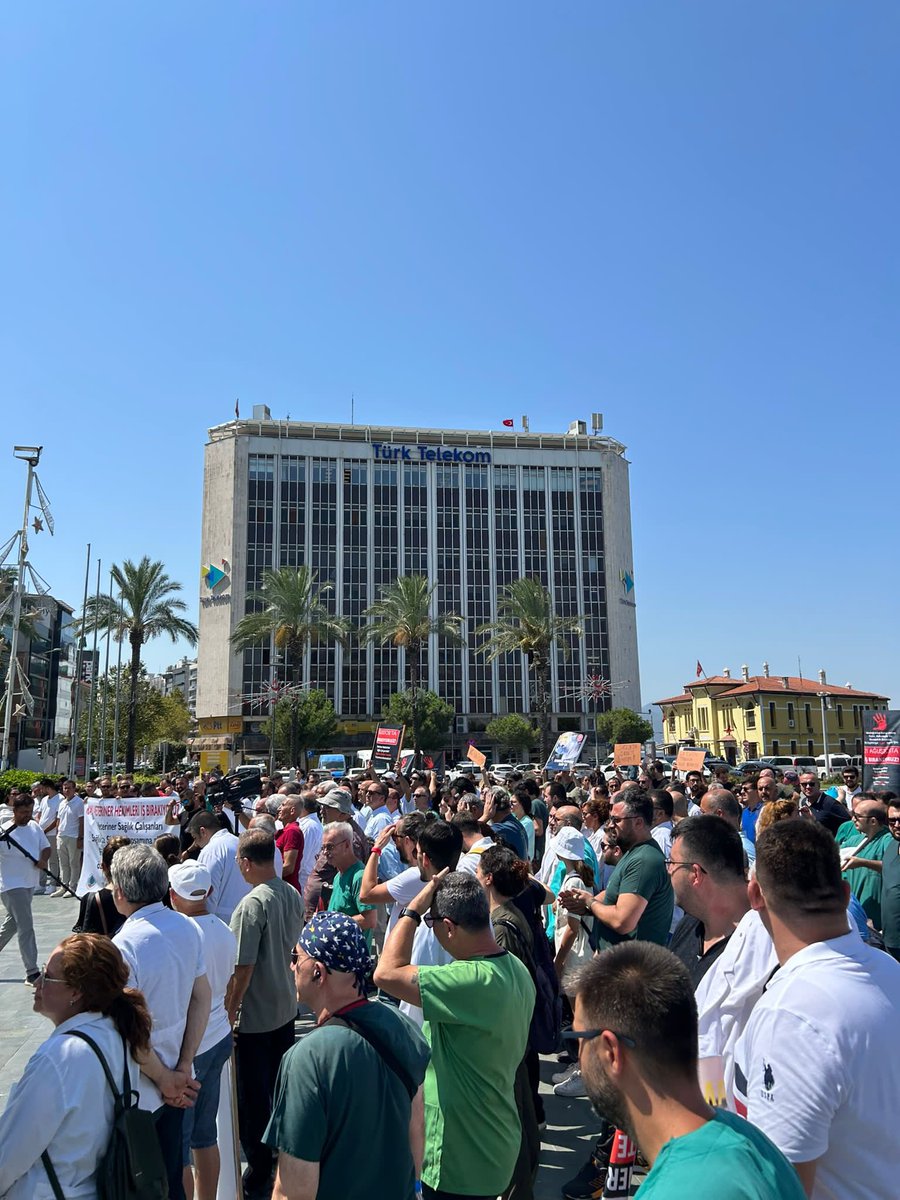 1/4 Mesleğimize karşı artan fiziki, psikolojik ve ekonomik şiddete, yok sayılmamaya Hayır demek için Cumhuriyet Meydanındayız!