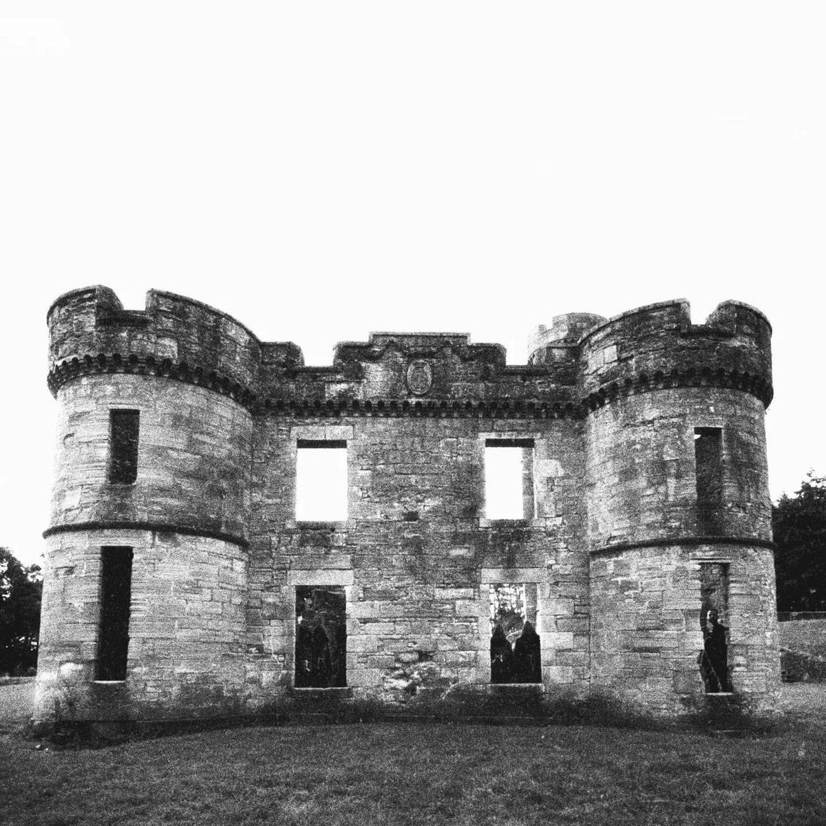 Pink Order out 25/08

We live in a divided city. Brothers are punching brothers, grown men are fighting in the streets. Families are tearing themselves apart. We do not know peace in our streets. 

Photos by <a href="/thebovinething/">bovine</a>

Pre Save here - emubands.ffm.to/pinkorder