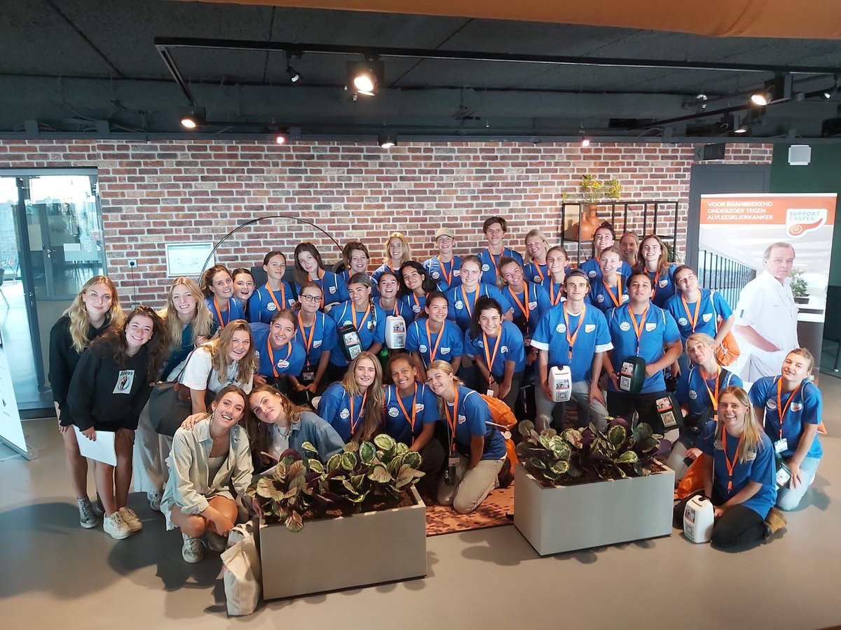 SupCasper's tweet image. Vanochtend gingen 35 aankomend Minerva studenten fris van start om zich tijdens hun introductieperiode in te zetten voor #SupportCasper. De komende 4 dagen gaan zij huis aan huis in de regio Leiden om geld op te halen en aandacht te vragen voor onderzoek naar alvleesklierkanker.