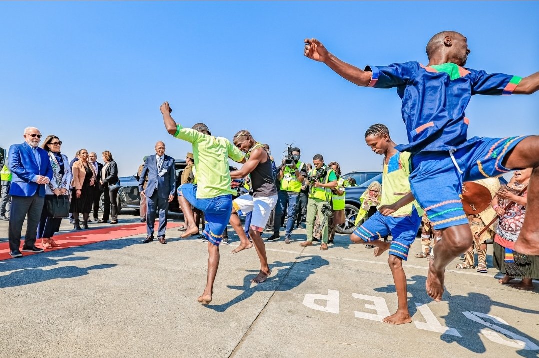 Mas o homem trabalha! <a href="/LulaOficial/">Lula</a> desembarcou na África do Sul para a reunião do Brics, o Banco que reúne um grupo de países emergentes, com cooperação econômica entre si. Ele vai fazer contatos com líderes de outras nações também. É o Brasil retomando nossa liderança no mundo!