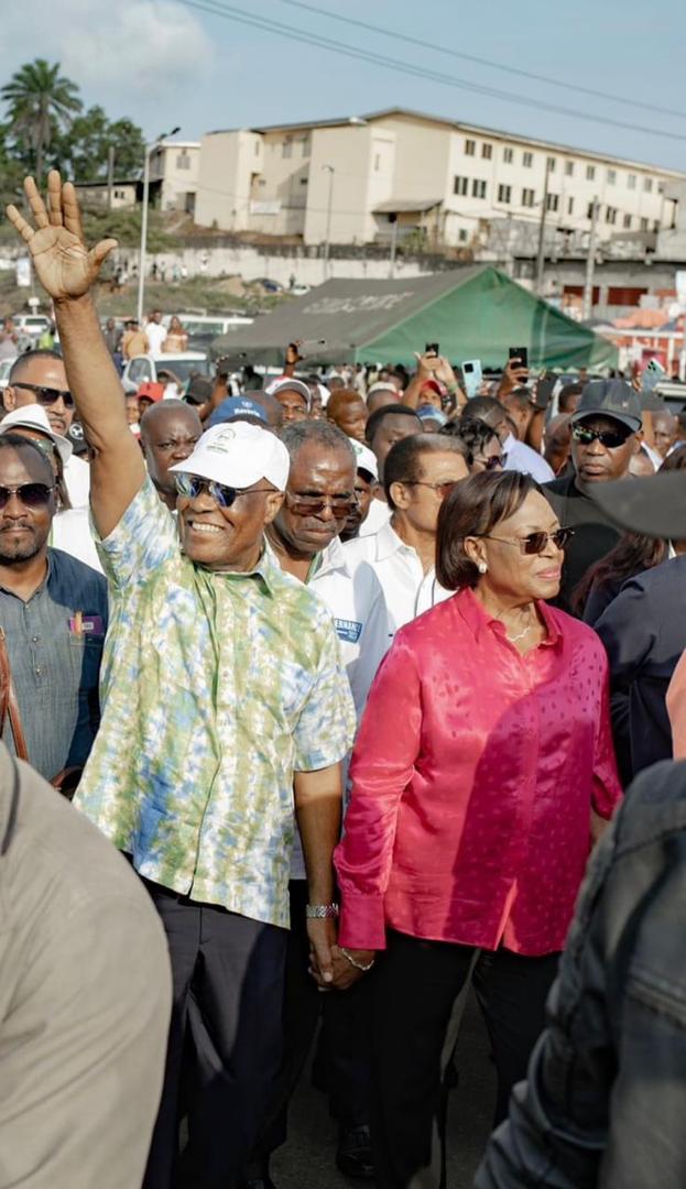 DocGabon's tweet photo. La tchiza nationale a encore frappé.  Après Casimir Oye Mba le Fang de l'Estuaire, elle jette son dévolu sur Ondo Ossa, le Fang du Woleu-Ntem. La mater est sapiosexuelle hein, elle ne couche qu'avec les universitaires. @JGNAyi n'était qu'une passade, un lot de consolation. https://t.co/LQFrlD5VhC