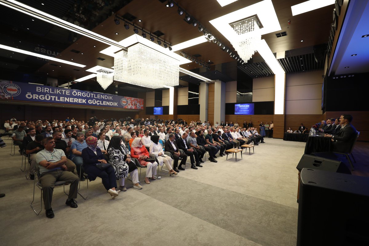 Memur-Sen Genel Başkanı Ali Yalçın ve bağlı sendikaların genel başkanları 7. Dönem Toplu Sözleşme’de gelinen son noktayı değerlendirmek için basın toplantısı düzenledi.

Yalçın, Kamu İşvereni tarafından verilen birinci ve ikinci tekliflerin beklentileri karşılamadığını, Kamu