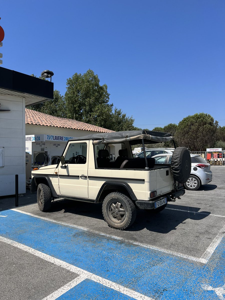 AutoPap's tweet photo. If Mercedes didn’t update this, they’d never sell any. 

#PointMade https://t.co/fZyQiC48WY