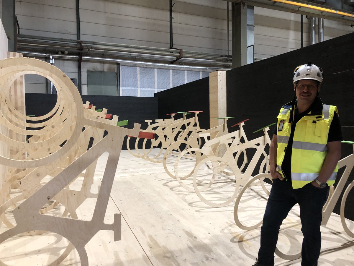 puuromoottori's tweet photo. Tutustumassa Cyklon Nordicin #puupyöräparkkitalo #pyöräparkkipuutalo @puurakentajat tehtaalla! #puurakentaminen #innovaatio https://t.co/y9CRynvfgj