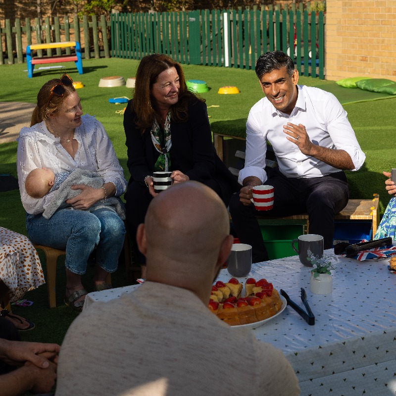 10DowningStreet's tweet photo. Today @RishiSunak and @GillianKeegan met nursery staff in North Yorkshire. 

They encouraged eligible parents to claim childcare support before the deadline in 10 days time.  

Share this with friends and family to ensure they don’t miss out.