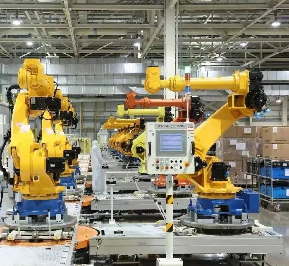 AmzChina's tweet image. 🦾🤖Having robot assistants is really convenient! Data shows that in 2022, China&apos;s industrial robot sales accounted for more than half of the global total, ranking first in the world for ten consecutive years. 
#robot #industrialrobot #technology #assistant #factory #hightech