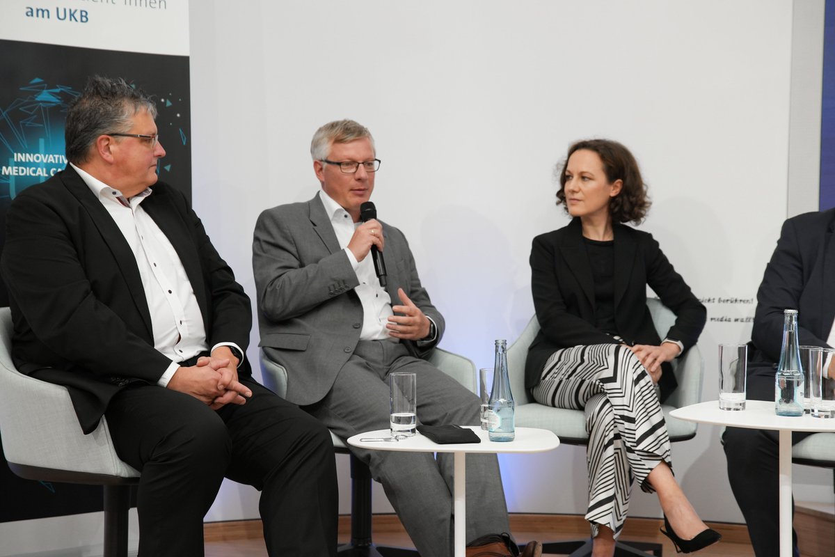 _KINRW's tweet photo. Der »Innovative Secure Medical Campus« leitet ein neues digitales Zeitalter an der @UniklinikBonn ein. Bei der Vorstellung des #ISMC sprach unser Geschäftsführer Dr. Christian Temath am Freitag zum Einsatz #KünstlicherIntelligenz in der Patient*innenversorgung. 🏥 https://t.co/TL4knEOKUK