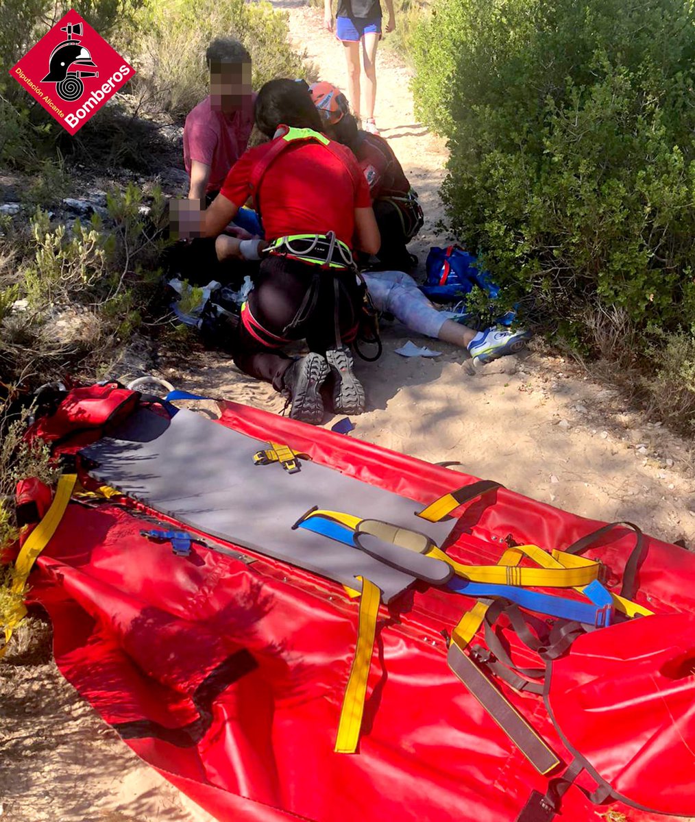 @gruporescateba Ayer por la mañana en Biar, una mujer tuvo un accidente durante una marcha de senderismo en el camino de Peña Rubia con una fractura de tobillo. Se movilizó el Grupo de Rescate del CPBA con el helicóptero Alfa 1 quien realizó la extracción y la transferencia