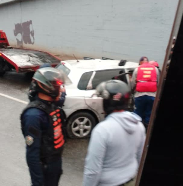 #AFF/#AGCG - Más temprano ocurrió un fuerte choque a la altura del Puente Mohedano sentido Petare.

Para la hora las autoridades de encuentran en el lugar levantando el mismo y atendiendo los lesionados.
07:28a.m #TrafficCenter